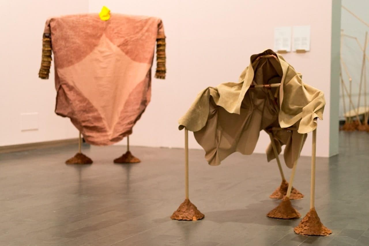 costumes en tissu et en cuir