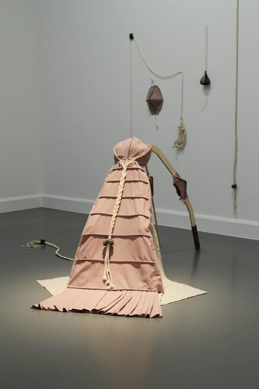 costumes en tissu dans la salle d'exposition