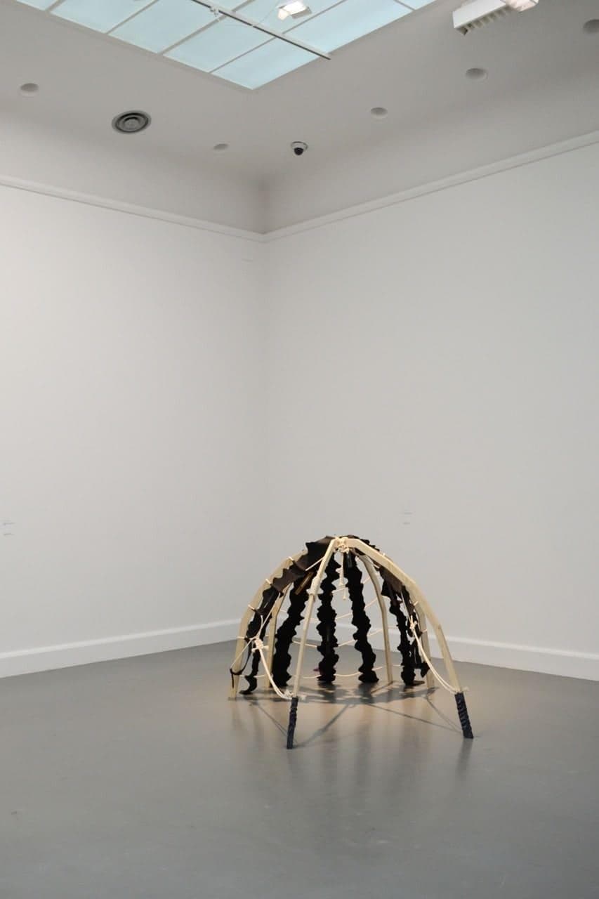 costumes en tissu dans la salle d'exposition