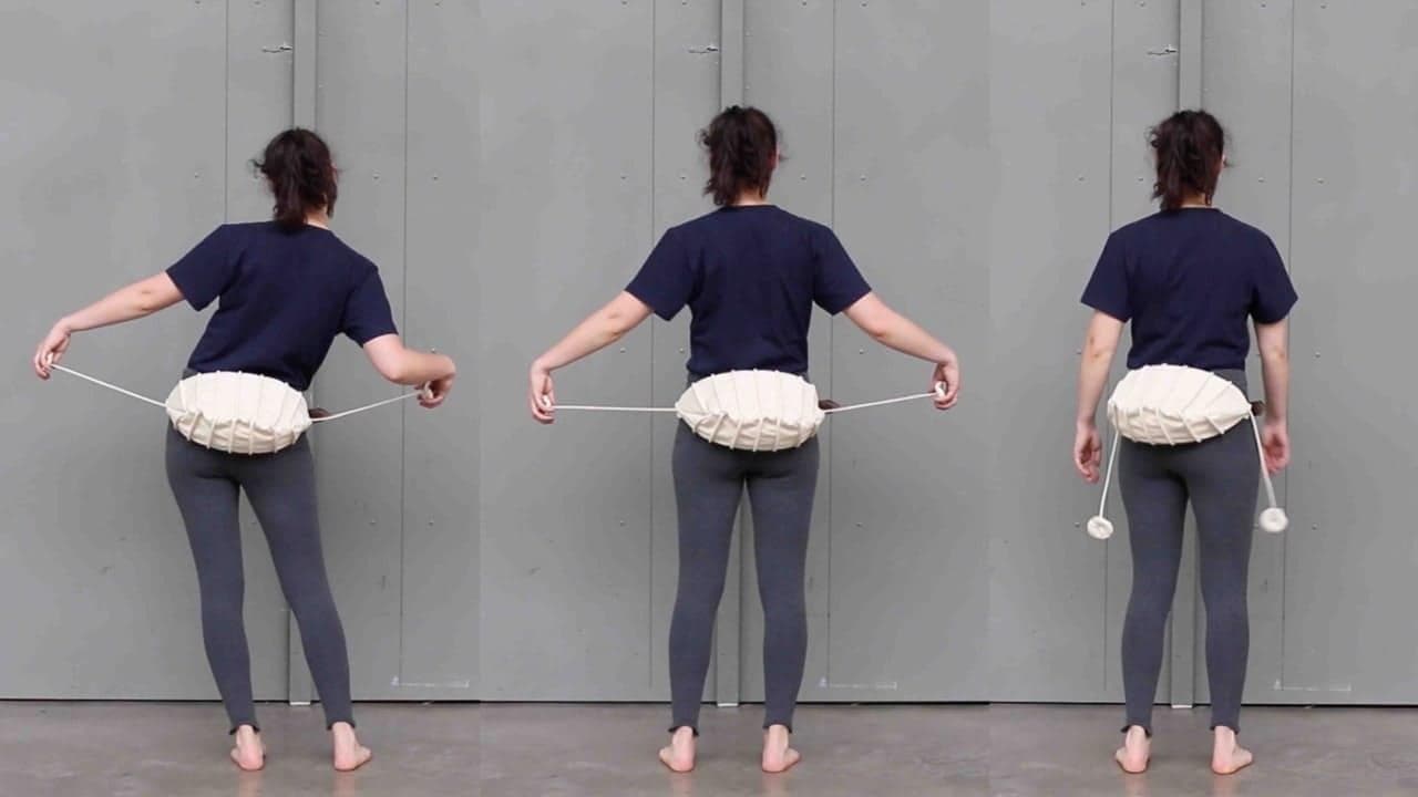 Une personne bouge avec un bourrelet sur les hanches