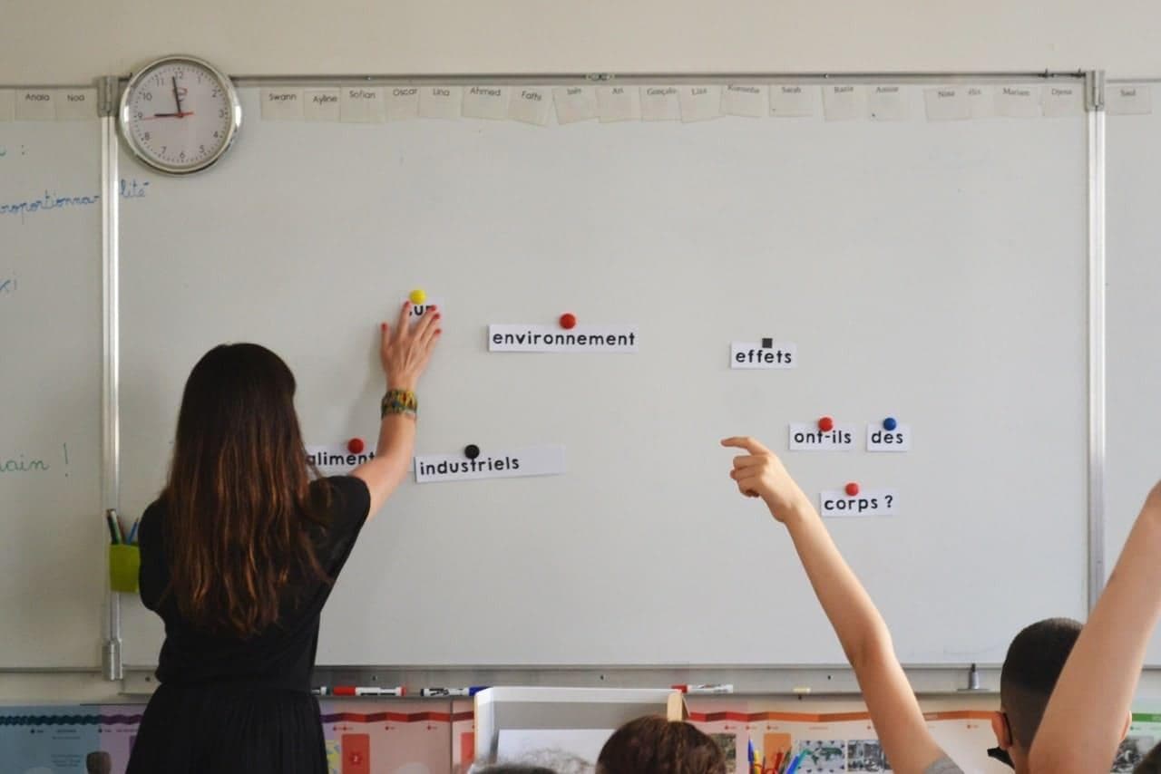 Les élèves reconstituent au tableau une phrase mettant en lien les effets sur le corps et l'environnement des aliments industriels 