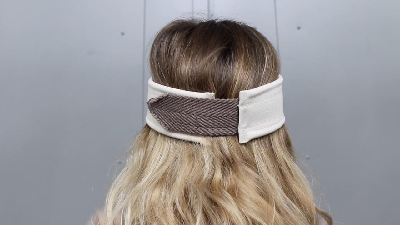 tête de dos avec le beandeau Plume