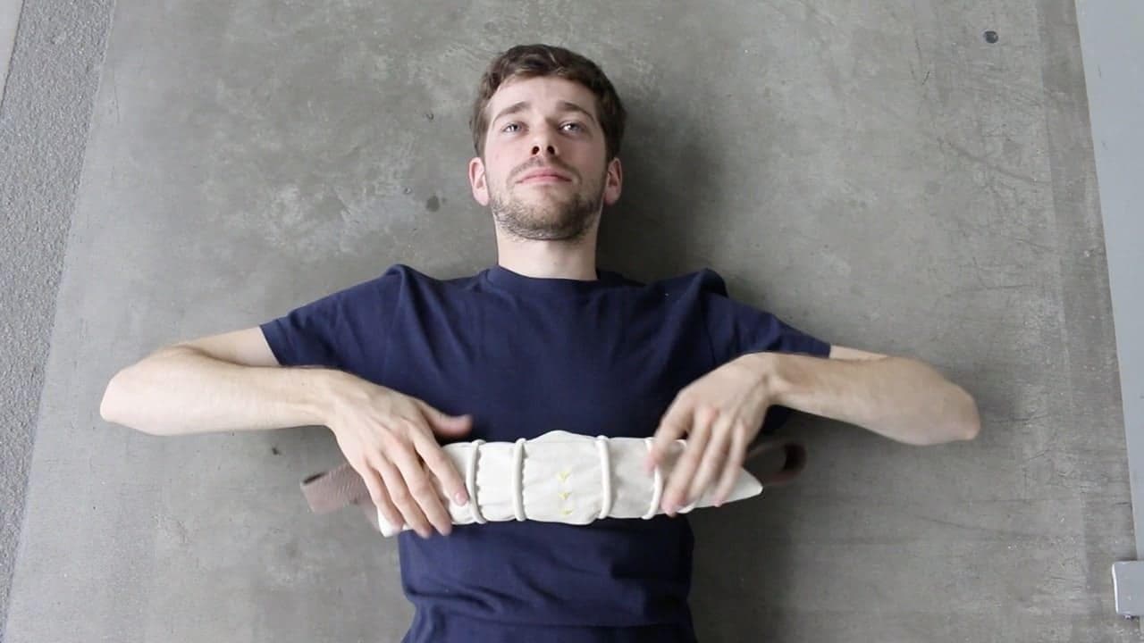 un jeune homme se repose allongé sur le ventre de gros rouleau